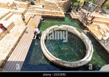 Ein mabua-israel. 14-06-2021. Ein Blick von oben auf Badende im Frühling von ein Mabua im Wadi Kelt Stockfoto