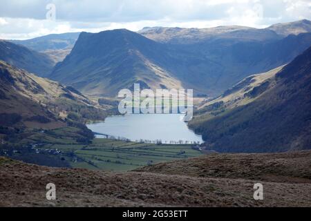 Der Wainwright Fleetwith Pike with Buttermere Lake aus der Nähe der Spitze von Mellbreak im Lake District National Park, Cumbria, England, Großbritannien. Stockfoto