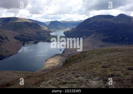 Die Wainwright Fleetwith Hike mit Crummock Water & Buttermere Lakes aus der Nähe der Spitze von Mellbreak im Lake District National Park, Cumbria, Großbritannien. Stockfoto