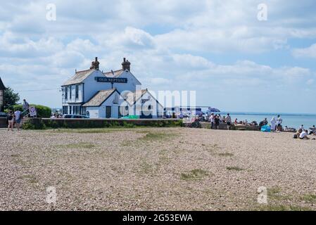 The Old Neptune, ein Pub und Restaurant am Strand in der Küstenstadt Whitstable. Leute draußen genießen Essen und Trinken. Kent, England, Großbritannien. Stockfoto
