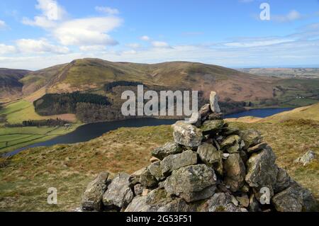 Carling Knott und die Wainwright Burnbank fielen auf dem Gipfel von Loweswater Fell, Cumbria, Großbritannien, über den Loweswater Lake vom Stones Pile (Cairn). Stockfoto