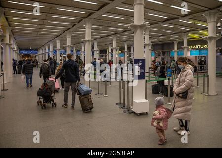 Reisende kommen am Eurostar Terminal in der St Pancras Station in London an und checken dort ein mit: Atmosphäre wo: London, Großbritannien Wann: 20 Dez 2020 Kredit: Phil Lewis/WENN Stockfoto