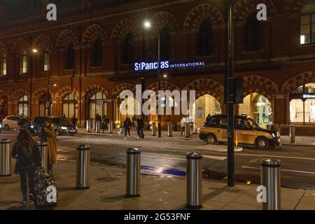 Reisende kommen am Eurostar Terminal in der St Pancras Station in London an und checken dort ein mit: Atmosphäre wo: London, Großbritannien Wann: 20 Dez 2020 Kredit: Phil Lewis/WENN Stockfoto