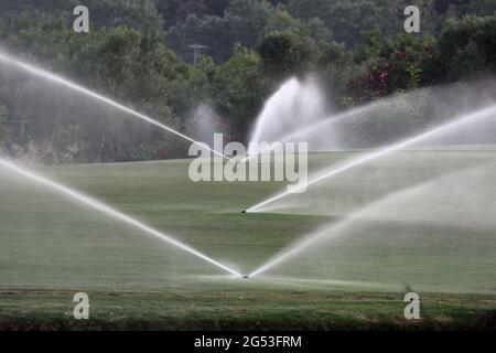 Abstraktes Foto eines Golfplatzes, der an der Algarve, Portugal, bewässert wird Stockfoto