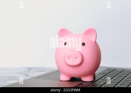 Sparschwein auf der oberen Laptop-Tastatur Stockfoto