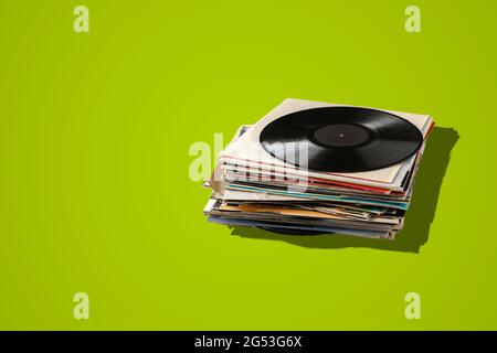 Ein Stapel alter Vinyl-Discs, abstrakte Retro-Musiksammlung aus den 80ern, Disco-Jazz-Blues-Sounds Stockfoto