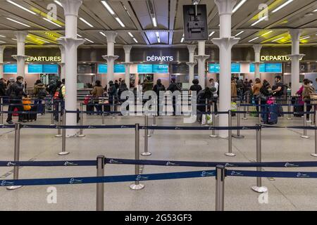 Reisende kommen am Eurostar Terminal in der St Pancras Station in London an und checken dort ein mit: Atmosphäre wo: London, Großbritannien Wann: 20 Dez 2020 Kredit: Phil Lewis/WENN Stockfoto