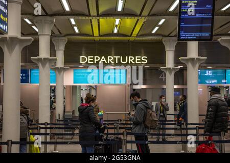 Reisende kommen am Eurostar-Terminal in der St Pancras Station an und checken dort ein mit: Atmosphäre wo: London, Großbritannien Wann: 20 Dez 2020 Kredit: Phil Lewis/WENN Stockfoto