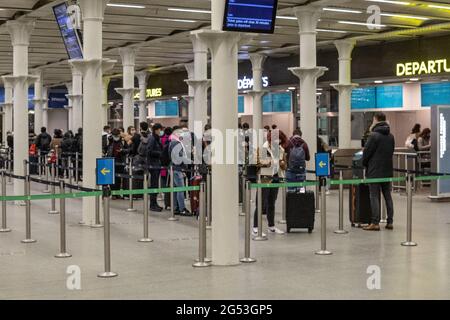 Reisende kommen am Eurostar-Terminal in der St Pancras Station an und checken dort ein mit: Atmosphäre wo: London, Großbritannien Wann: 20 Dez 2020 Kredit: Phil Lewis/WENN Stockfoto