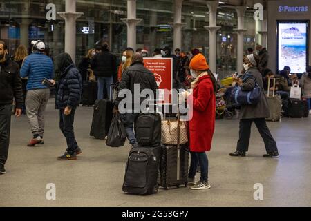 Reisende kommen am Eurostar-Terminal in der St Pancras Station an und checken dort ein mit: Atmosphäre wo: London, Großbritannien Wann: 20 Dez 2020 Kredit: Phil Lewis/WENN Stockfoto