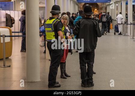 Reisende kommen am Eurostar-Terminal in der St Pancras Station an und checken dort ein mit: Atmosphäre wo: London, Großbritannien Wann: 20 Dez 2020 Kredit: Phil Lewis/WENN Stockfoto