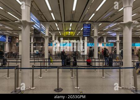 Reisende kommen am Eurostar-Terminal in der St Pancras Station an und checken dort ein mit: Atmosphäre wo: London, Großbritannien Wann: 20 Dez 2020 Kredit: Phil Lewis/WENN Stockfoto