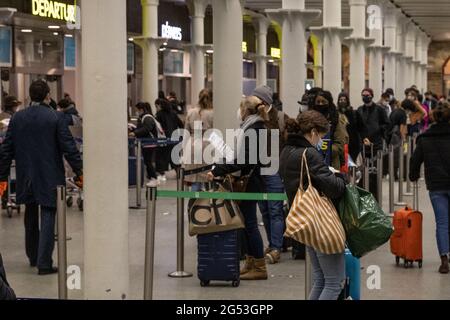 Reisende kommen am Eurostar-Terminal in der St Pancras Station an und checken dort ein mit: Atmosphäre wo: London, Großbritannien Wann: 20 Dez 2020 Kredit: Phil Lewis/WENN Stockfoto