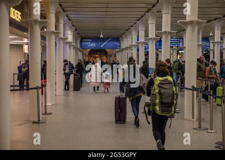 Reisende kommen am Eurostar-Terminal in der St Pancras Station an und checken dort ein mit: Atmosphäre wo: London, Großbritannien Wann: 20 Dez 2020 Kredit: Phil Lewis/WENN Stockfoto