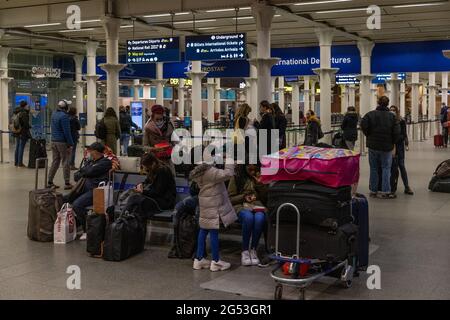 Reisende kommen am Eurostar-Terminal in der St Pancras Station an und checken dort ein mit: Atmosphäre wo: London, Großbritannien Wann: 20 Dez 2020 Kredit: Phil Lewis/WENN Stockfoto