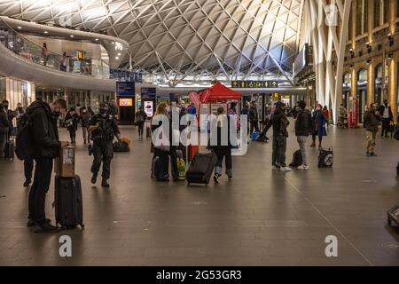 Reisende kommen am Eurostar-Terminal in der St Pancras Station an und checken dort ein mit: Atmosphäre wo: London, Großbritannien Wann: 20 Dez 2020 Kredit: Phil Lewis/WENN Stockfoto
