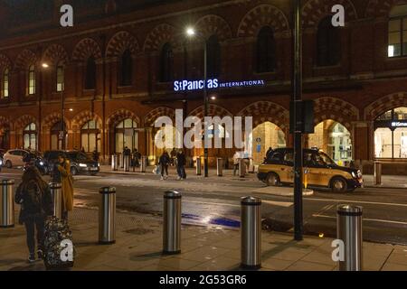 Reisende kommen am Eurostar-Terminal in der St Pancras Station an und checken dort ein mit: Atmosphäre wo: London, Großbritannien Wann: 20 Dez 2020 Kredit: Phil Lewis/WENN Stockfoto