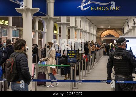 Reisende kommen am Eurostar-Terminal in der St Pancras Station an und checken dort ein mit: Atmosphäre wo: London, Großbritannien Wann: 20 Dez 2020 Kredit: Phil Lewis/WENN Stockfoto