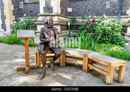 Statue des Schriftstellers und Dramatikers William Shakespeare im Garten der Southwark Cathedral in London Bridge, London, Großbritannien Stockfoto