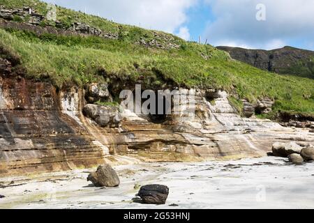 Höhlen in Laig Bay, Isle of Eigg, Schottland Stockfoto