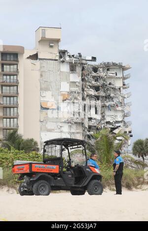 USA. Juni 2021. Ein Teil der 12-stöckigen, direkt am Meer gelegenen Champlain Towers South Ferienwohnung, mit mehr als 100 Einheiten in der 8777 Collins Ave., brach am Donnerstag, den 24. Juni 2021, um 2 Uhr morgens zusammen. (Foto: Susan Stocker/Sun Sentinel/TNS/Sipa USA) Quelle: SIPA USA/Alamy Live News Stockfoto