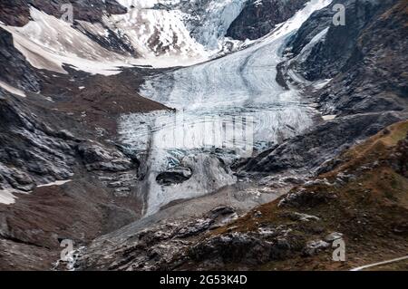 Schmelzgletscher in der Schweiz, Bach unten Stockfoto