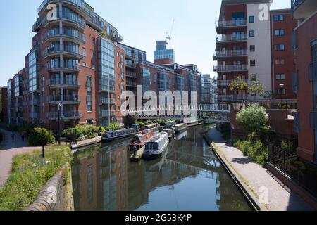 Narrowboats / Barges vertäuten in Oozell Street Loop Kanal Birmingham UK Stockfoto