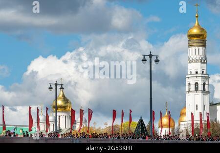 7. Mai 2021, Moskau, Russland. Soldaten der Militärkapelle auf der Bolschoj-Kamenny-Brücke in Moskau nach der Probe der Siegesparade. Stockfoto