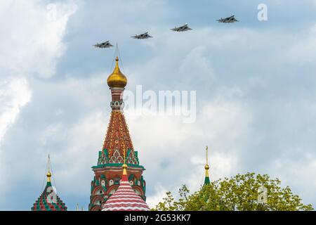 7. Mai 2021, Moskau, Russland. Russische Su-57-Kämpfer der fünften Generation über dem Roten Platz in Moskau. Stockfoto