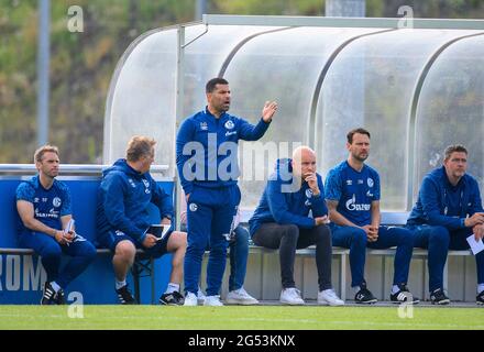 Trainer Diwidrios GRAMMOZIS (GE) Geste, Geste, dahinter Sportdirektor Rouven SCHROEDER (SchrÃ¶der) (GE) Fußballtestspiel, FC Schalke 04 (GE) - PSV Wesel-Lackhausen, am 23. Juni 2021 in Gelsenkirchen. Â Stockfoto