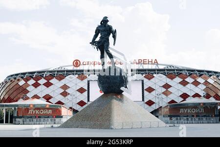 14. Juni 2021, Moskau, Russland. Eine Skulptur eines Gladiators im Spartak-Stadion - Otkrystie Arena in Moskau. Stockfoto