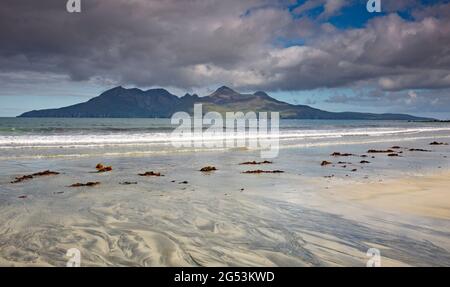 Isle of Rum aus Laig Bay, Eigg, Inner Hebrides, Schottland Stockfoto