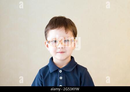 Kleiner Junge in Brille. Medizinische Sehkorrektur. Stockfoto