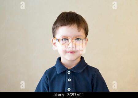 Kleiner Junge in Brille. Medizinische Sehkorrektur. Stockfoto