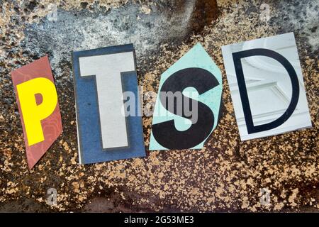 Das Akronym PTSD steht für „posttraumatische Belastungsstörung“ und wird in der Topographie des Ransom Note-Stils, USA, geschrieben Stockfoto