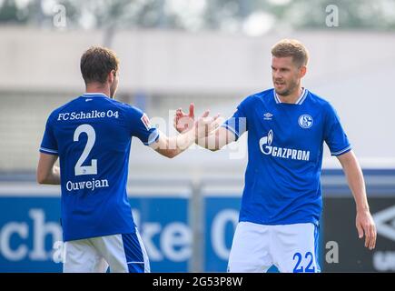 Jubilation ge goalschuetze Simon Terodde r. (GE) mit Thomas OUWEJAN (GE), Fußball-Testspiel, FC Schalke 04 (GE) - PSV Wesel-Lackhausen, am 23. Juni 2021 in Gelsenkirchen/Deutschland. Â Stockfoto