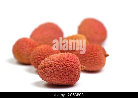 Früchte vom Litchi chinensis, vor weißem Hintergrund Stockfoto