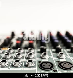 Musikmixer isoliert auf weißem Hintergrund 3d-Illustration Stockfoto
