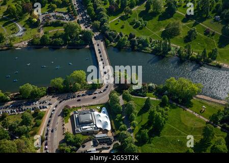 Großbritannien, London, Luftansicht des Hyde Park und der Brücke über das Serpentine Stockfoto