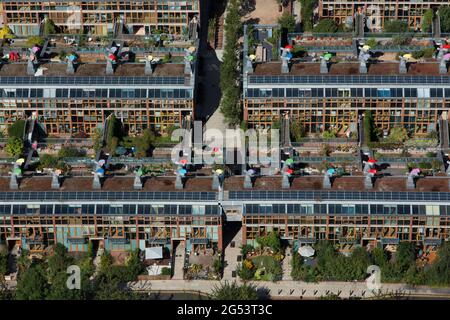 Großbritannien, London, Hackbridge, Luftaufnahme der BedZED-Wohnsiedlung Stockfoto