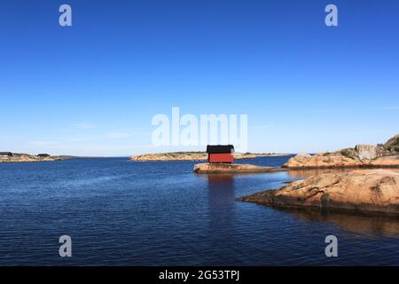 Holzhaus an der felsigen Küste - Hvaler Stockfoto