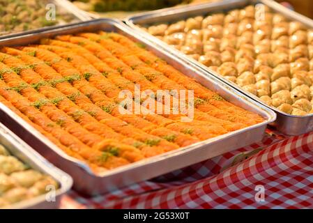 Arabische Süßigkeiten für Feiertage ramadan, iftar, eid auf dem Tablett in den Tisch. Selektiver Fokus. Stockfoto