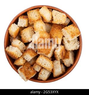 Zwieback. Gebratenes Brot in einer Tonschüssel isoliert auf weißem Hintergrund. Caesar Salat Zutaten. Leckere Snacks. Draufsicht. Datei enthält cl Stockfoto