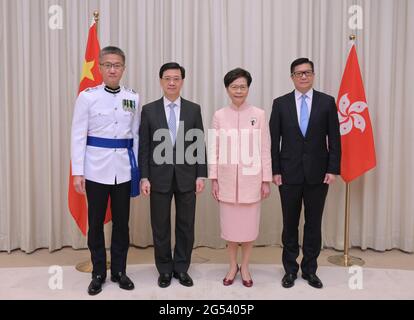 Hongkong. Juni 2021. Carrie Lam (2. R), Geschäftsführerin der Sonderverwaltungsregion Hongkong (HKSAR), Chief Secretary for Administration der HKSAR-Regierung Lee Ka-chiu (2. L), Sicherheitsminister Tang Ping-keung (1. R) und Polizeikommissar Siu Chak-yee (1. L) Pose für ein Gruppenfoto während der Vereidigung in Hongkong, Südchina, am 25. Juni 2021. Quelle: Xinhua/Alamy Live News Stockfoto