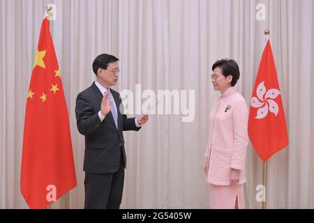 Hongkong. Juni 2021. Lee Ka-chiu (L) wird als Chief Secretary for Administration der Regierung der Sonderverwaltungsregion Hongkong (HKSAR) vereidigt, die von Carrie Lam, Chief Executive der HKSAR, in Hongkong, Südchina, am 25. Juni 2021 verwaltet wird. Quelle: Xinhua/Alamy Live News Stockfoto