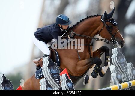 Paris, Frankreich. Juni 2021. Jane RICHARD PHILIPS (SUI) reitet CORTEZ VA'T KLEIN ASDONK Z, Le Figaroscope Prize während des Longines Paris Eiffel Jumping 2021, Longines Global Champions Tour Equestrian CSI 5 am 25. Juni 2021 im Champ de Mars in Paris, Frankreich - Foto Christophe Bricot / DPPI Credit: DPPI Media/Alamy Live News Stockfoto