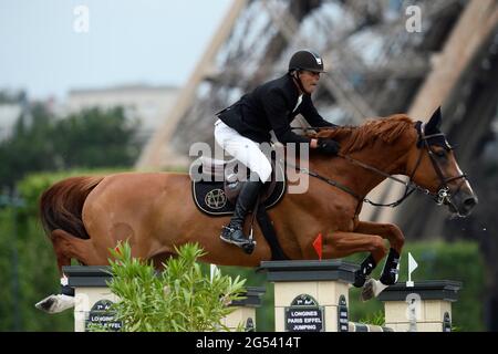 Paris, Frankreich. Juni 2021. Eric VAN DER VLEUTEN (NED) reitet DREAMLAND, Le Figaroscope Prize während des Longines Paris Eiffel Jumping 2021, Longines Global Champions Tour Equestrian CSI 5 am 25. Juni 2021 im Champ de Mars in Paris, Frankreich - Foto Christophe Bricot / DPPI Credit: DPPI Media/Alamy Live News Stockfoto