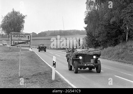 - deutsch-französische Militärübung in Bayern, französische Fallschirmjäger auf Jeep, September 1987 - Esercitazione militare bilaterale franco-tedesca in Baviera, paracadutisti francesi su Jeep, Settembre 1987 Stockfoto