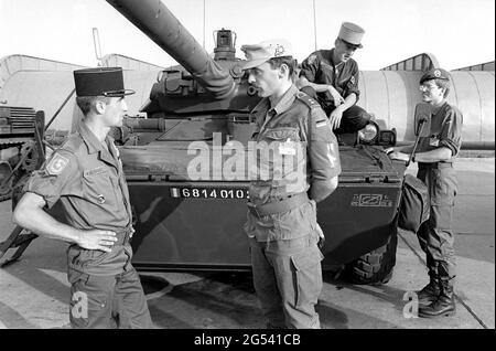 - Französisch-deutsche bilaterale Militärübung in Bayern, französische und deutsche Soldaten vor einem schweren gepanzerten Wagen der französischen Armee AMX-10RC, September 1987 - Esercitazione militare bilaterale franco-tedesca in Baviera, militari francesi e tedeschi davanti autoblindo Pesante AMX-10RC dell'esercito Francese, Settembre 1987 Stockfoto