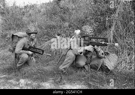 - deutsch-französische Militärübung in Bayern, französische Fallschirmjäger, September 1987 - Esercitazione militare bilaterale franco-tedesca in Baviera, paracadutisti francesi, Settembre 1987 Stockfoto